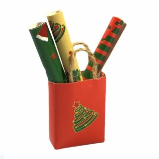 Weihnachtstüte mit Geschenkpapierrollen